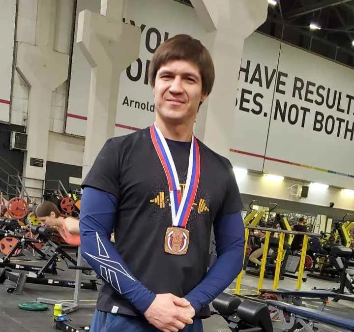 Илья в спортивном зале с медалью